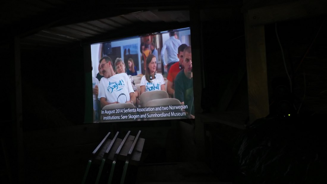 Film wyswietlany z projektora zamontowanego na na Polskim stoisku na festiwalu Loary w Orleanie