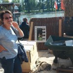 Goscie festiwalu Loary podziwiają drewnianą taczkę kroczącą na Polskim stoisku