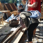 Goście festiwalu Loary podziwiają stanowisko szkutnika tradycyjnego na Polskim stoisku