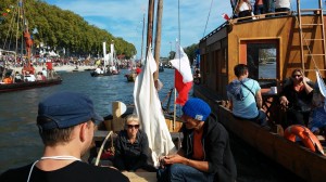 Widok z jednej z łodzi na tradycyjną paradę łodzi w trakcie festiwalu Loary w Orleanie