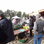 Goście festiwalu Loary w Orleanie oglądają wojskową kuchnie polową na Polskim stoisku