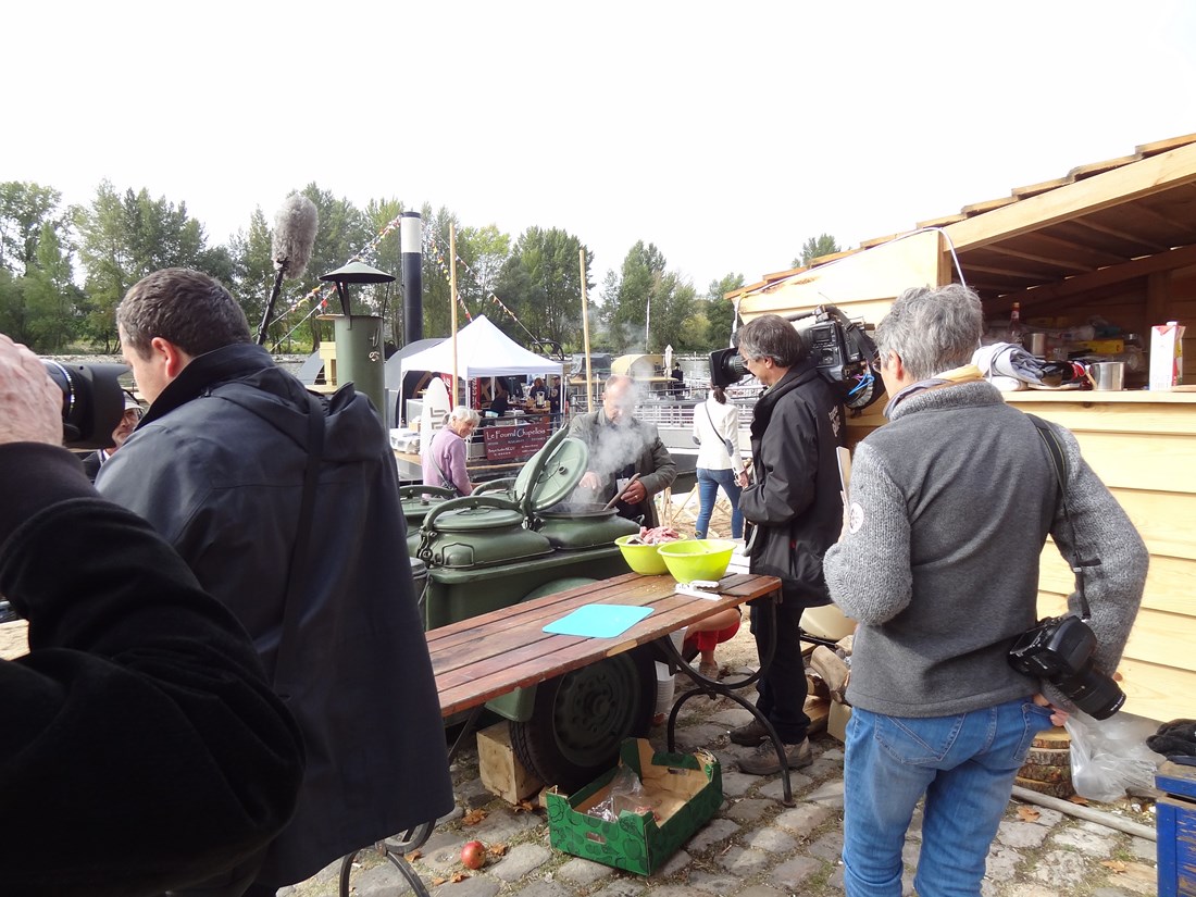 Goście festiwalu Loary w Orleanie oglądają wojskową kuchnie polową na Polskim stoisku
