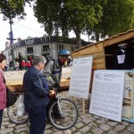 Goście festiwalu Loary czytają tablice informacyjne na Polskim stoisku