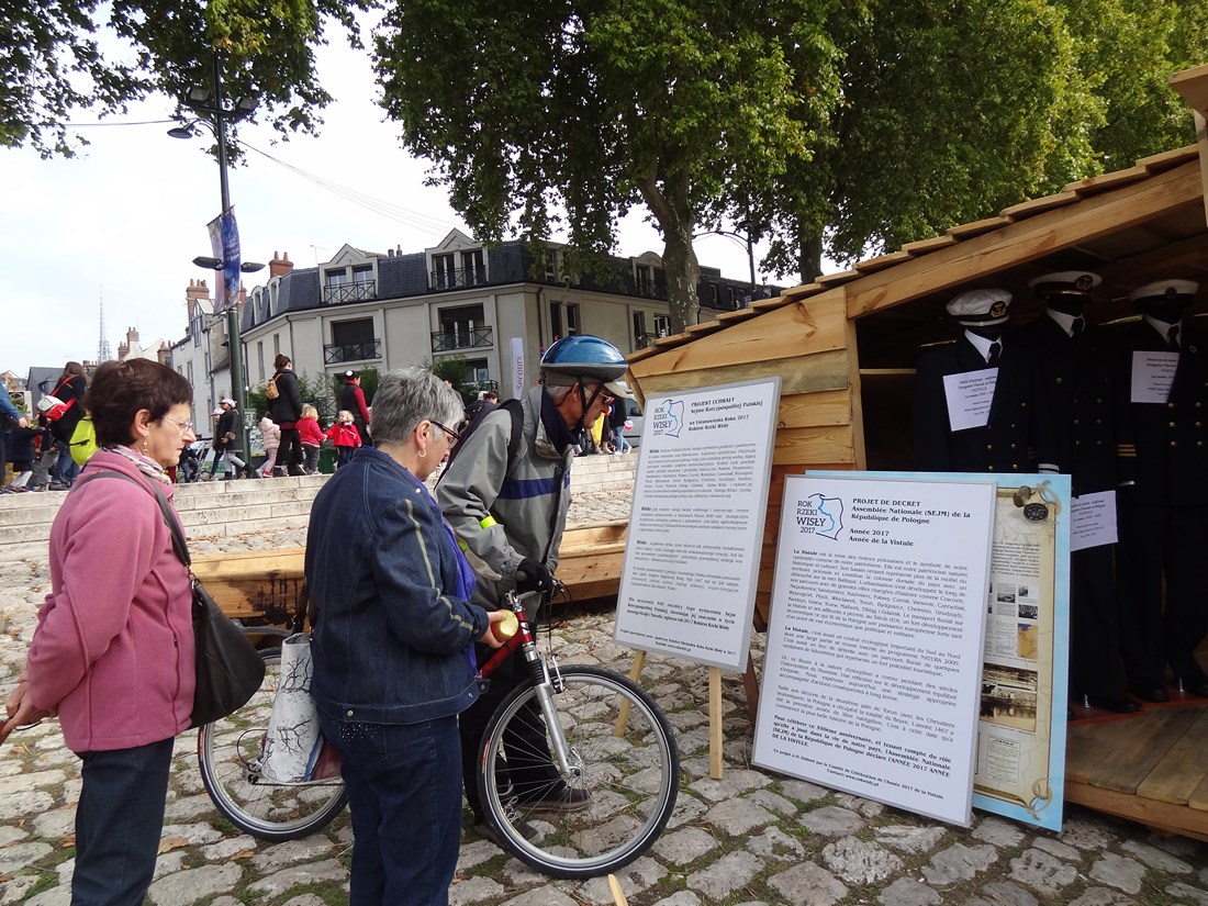Goście festiwalu Loary czytają tablice informacyjne na Polskim stoisku