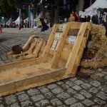 Reprodukcja fragmentu burty tradycyjnej szkuty Wiślanej na Polskim stoisku na festiwalu Loary w Orleanie