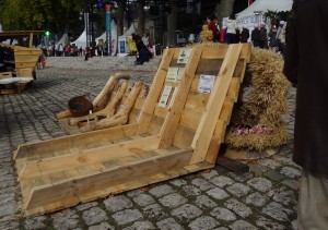 Reprodukcja fragmentu burty tradycyjnej szkuty Wiślanej na Polskim stoisku na festiwalu Loary w Orleanie