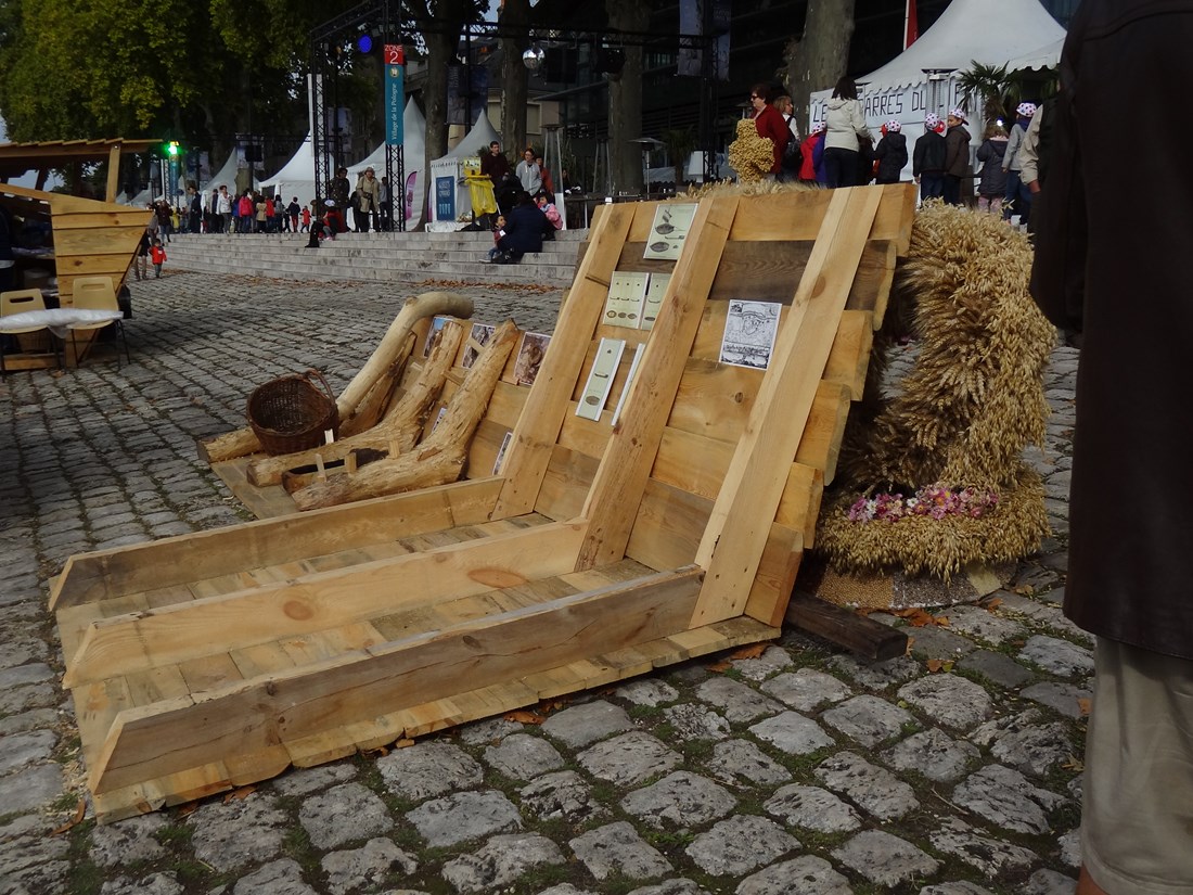 Reprodukcja fragmentu burty tradycyjnej szkuty Wiślanej na Polskim stoisku na festiwalu Loary w Orleanie