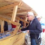 Goście zapoznają się z ulotkami z Polskiego stoiska na Festiwalu Loary w Orleanie