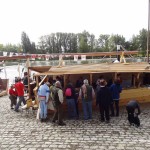 Goście zapoznają się z ulotkami z Polskiego stoiska na Festiwalu Loary w Orleanie