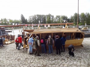 Goście zapoznają się z ulotkami z Polskiego stoiska na Festiwalu Loary w Orleanie