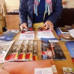Ulotki na Polskim stoisku w czasie festiwalu Loary w Orleanie