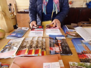 Ulotki na Polskim stoisku w czasie festiwalu Loary w Orleanie