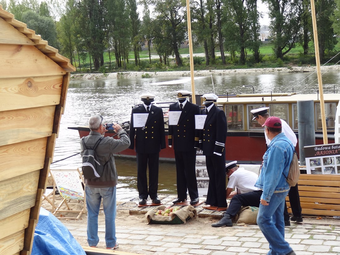 Mundury kapitanów żeglugi śródlądowej na Polskim stoisku w czasie festiwalu Loary w Orleanie