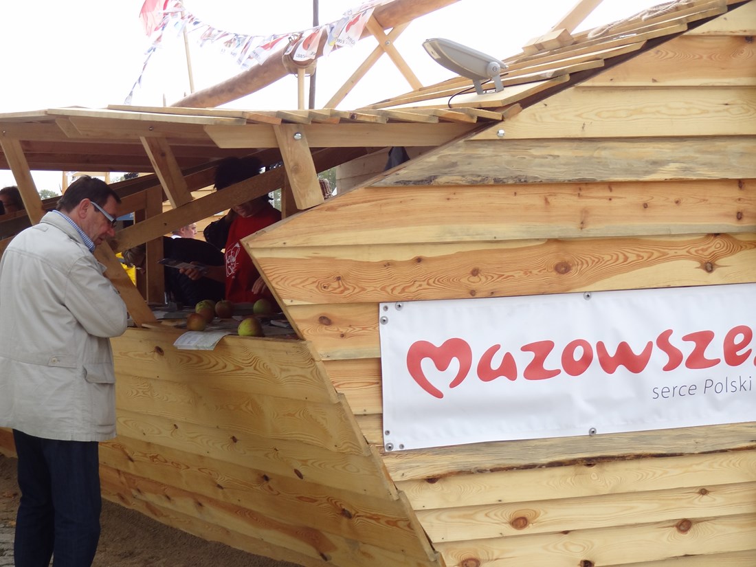 Banner Mazowsze serce Polski zamocowany na Polskim stoisku w czasie festiwalu Loary w Orleanie