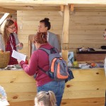 Goście zapoznają się z ulotkami z Polskiego stoiska na Festiwalu Loary w Orleanie