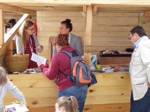 Goście zapoznają się z ulotkami z Polskiego stoiska na Festiwalu Loary w Orleanie