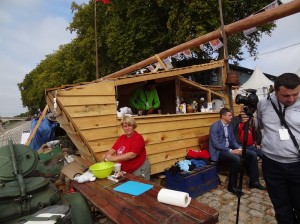 Przygotowanie do obiadu na Polskim stoisu w Orleanie