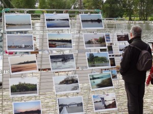 Wystawa zdjęć na Polskim stoisku w Orleanie