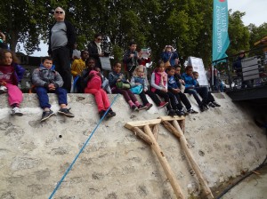 Dzieci siedzą na bulwarze w Orleanie w trakcie Festiwalu Loary