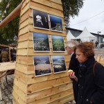 Galeria zdjęć Wisły na ścianach Polskiego stoiska w trakcie Festiwalu Loary w orleanie