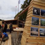 Galeria zdjęć Wisły na ścianach Polskiego stoiska w trakcie Festiwalu Loary w orleanie