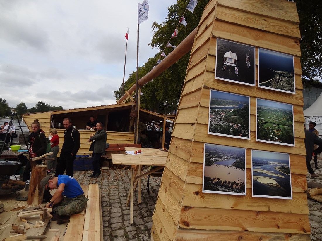 Galeria zdjęć Wisły na ścianach Polskiego stoiska w trakcie Festiwalu Loary w orleanie