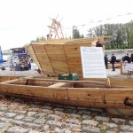 Tradycyjna łódź płaskodenna na stoisku Polskim w trakcie Festiwalu Loary w Orleanie