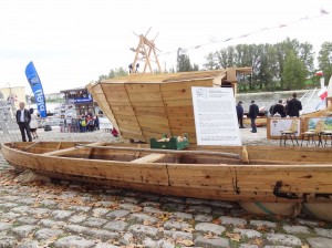 Tradycyjna łódź płaskodenna na stoisku Polskim w trakcie Festiwalu Loary w Orleanie