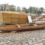 Tradycyjna łódź płaskodenna na stoisku Polskim w trakcie Festiwalu Loary w Orleanie