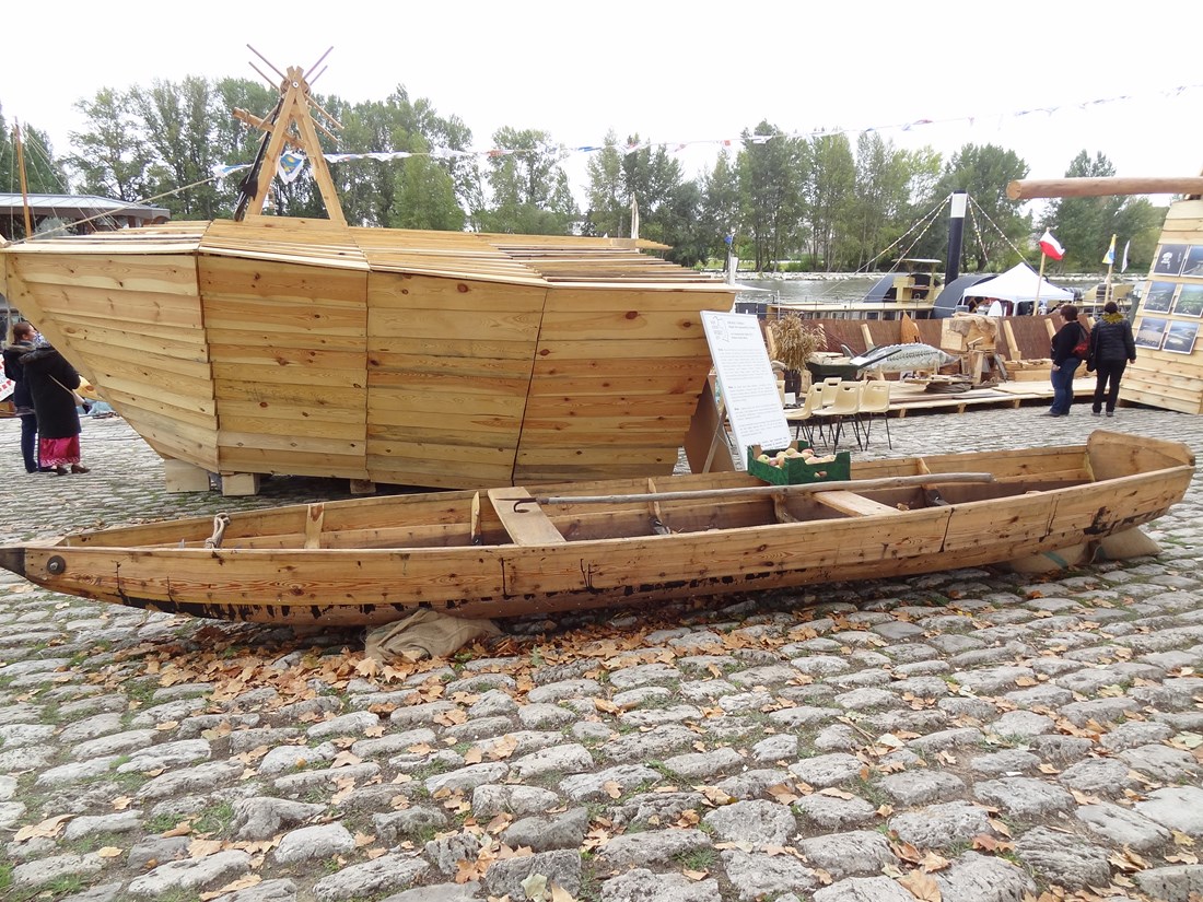 Tradycyjna łódź płaskodenna na stoisku Polskim w trakcie Festiwalu Loary w Orleanie