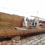 Tradycyjna łódź płaskodenna na stoisku Polskim w trakcie Festiwalu Loary w Orleanie