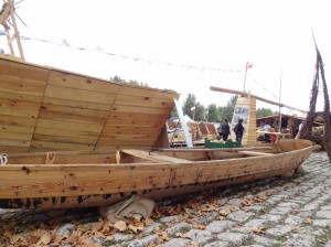 Tradycyjna łódź płaskodenna na stoisku Polskim w trakcie Festiwalu Loary w Orleanie