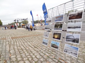 Wystawa zdjęć na Polskim stoisku w Orleanie
