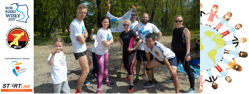 Ekipa WITC pozuje do zdjęcia. po lewej loga: Fundacji Rok Rzeki Wisły 2017, Warsaw International Triathlon Club, Zakochaj się w Warszawie, Start Line